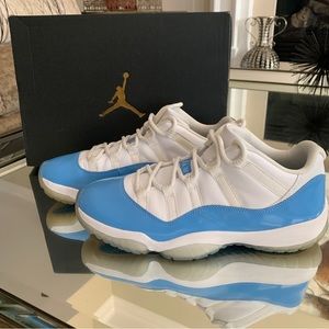 AIR JORDAN 11 RETRO LOW WHITE/UNIVERSITY BLUE SIZE 10